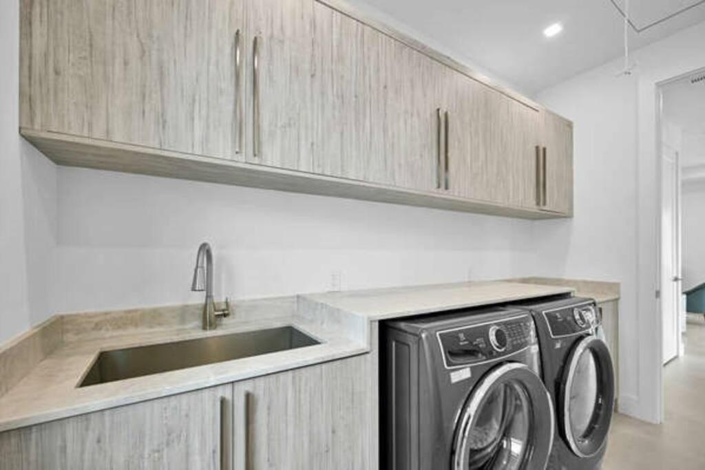 Luxury Delray Beach built 2023 home! Close to the Ave! view 5