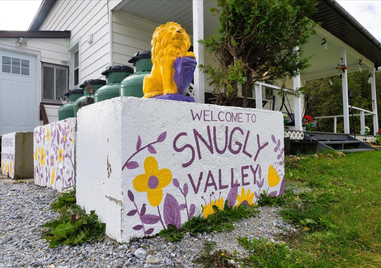 Snugly Valley -Waterfront at Ompah, North Frontenac, Ontario near Bon Echo