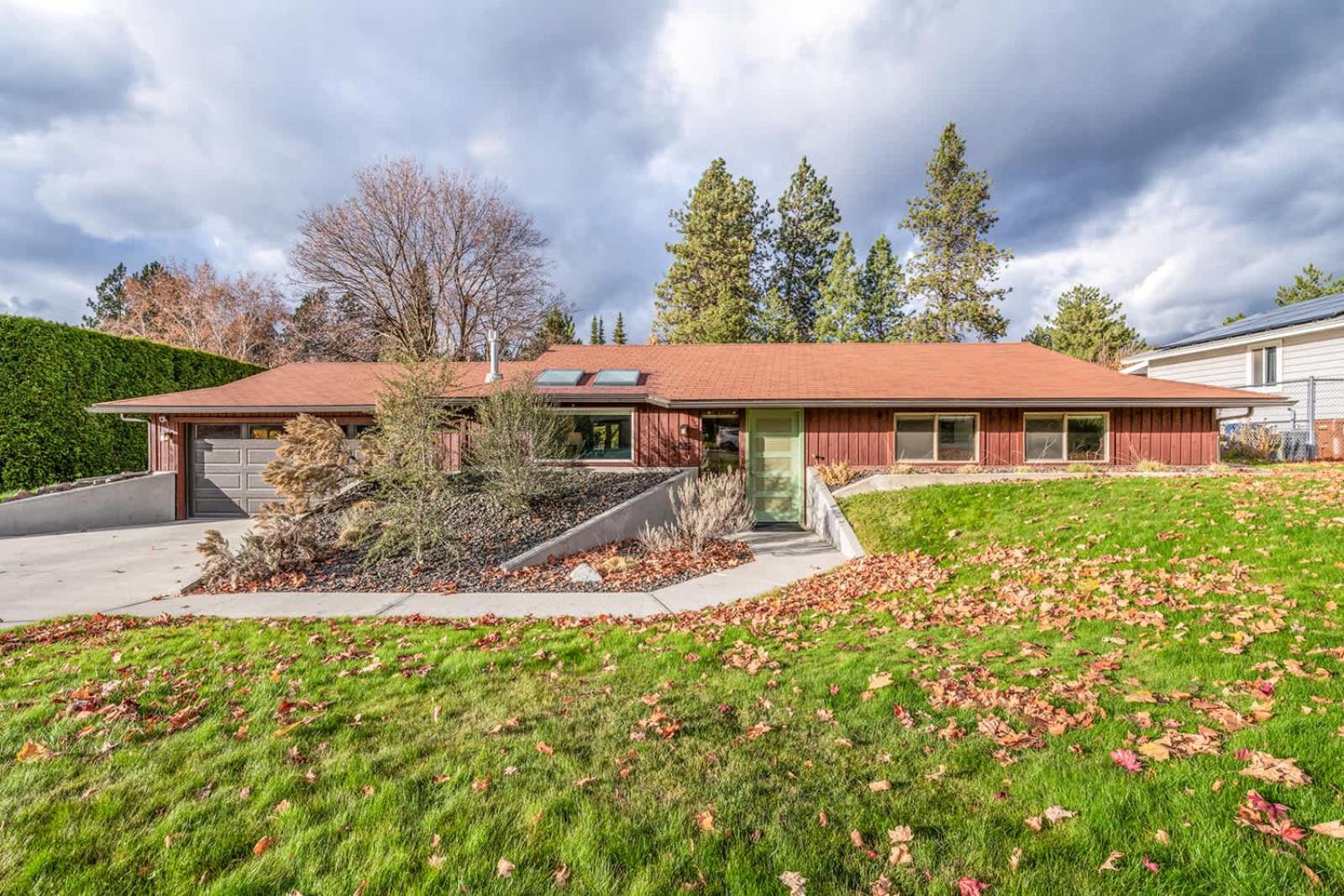 Light & Bright Mid-Century Modern Berm House Central to Downtown & Hospitals view 5