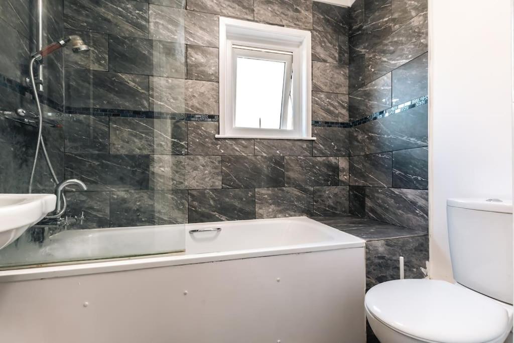 Stylish Modern Home, Southampton view 5