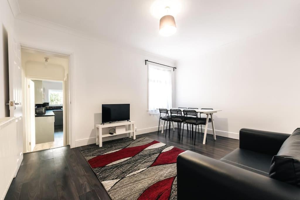 Stylish Modern Home, Southampton view 2