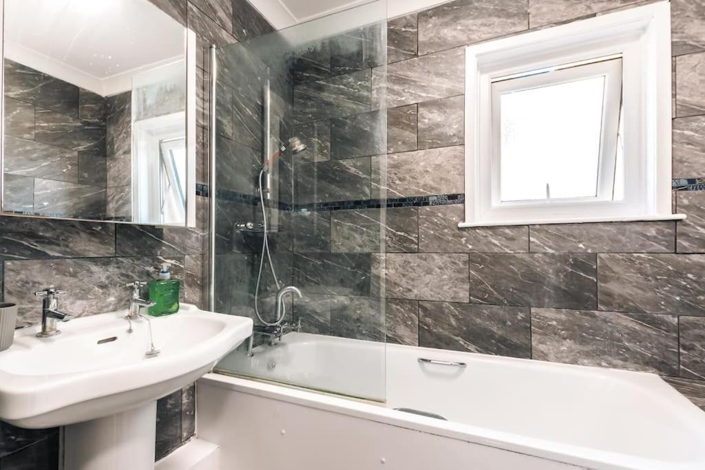 Stylish Modern Home, Southampton view 3