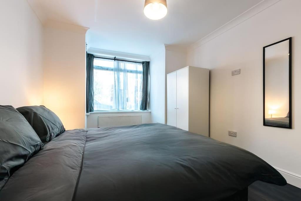 Stylish Modern Home, Southampton view 4