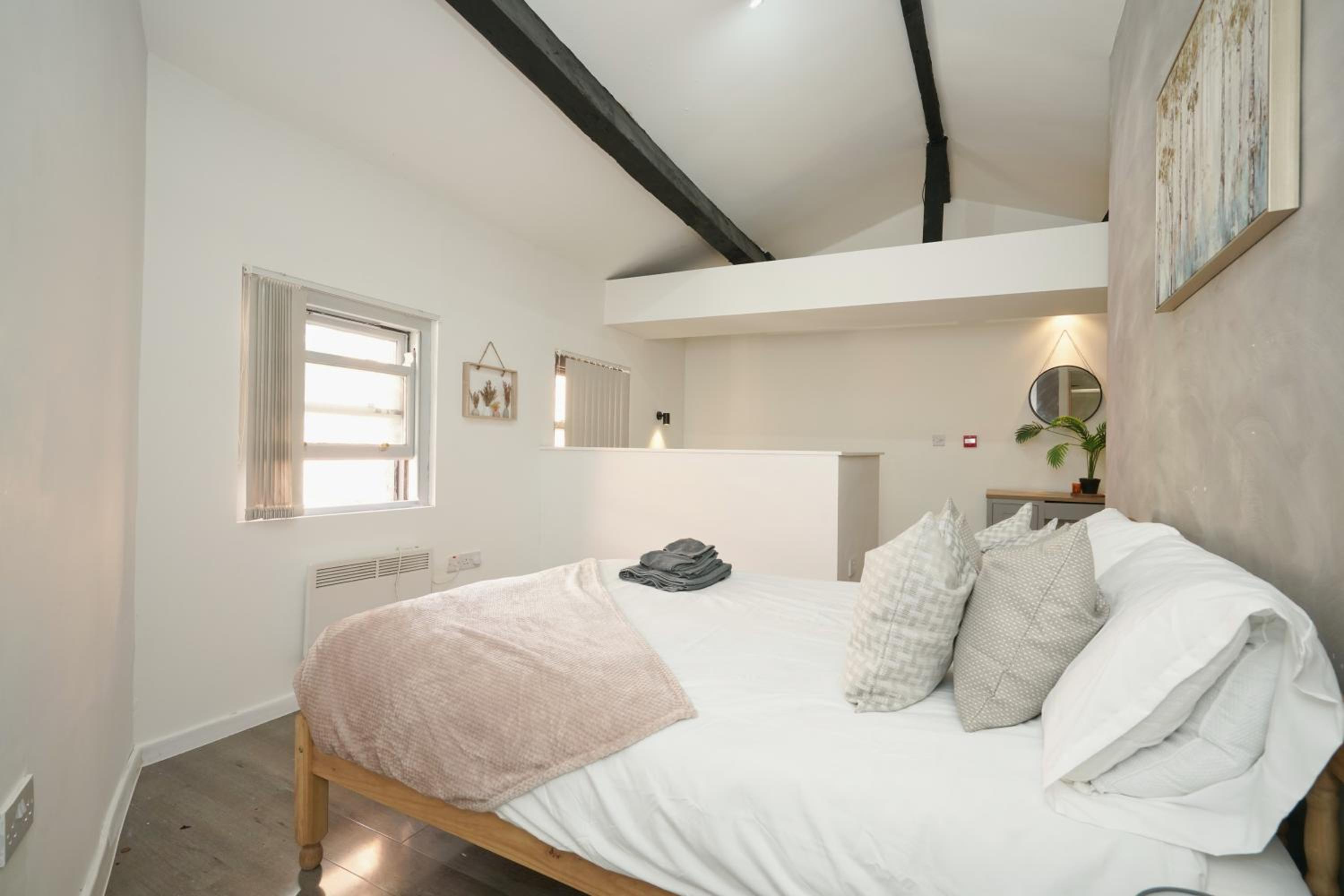 Manchester City Centre 2BR Apartment Strong Wifi view 5