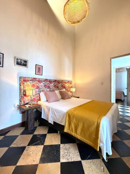 Casa Mayor, Aldaba Selection