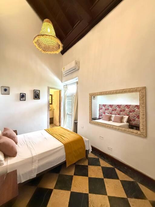 Casa Mayor, Aldaba Selection