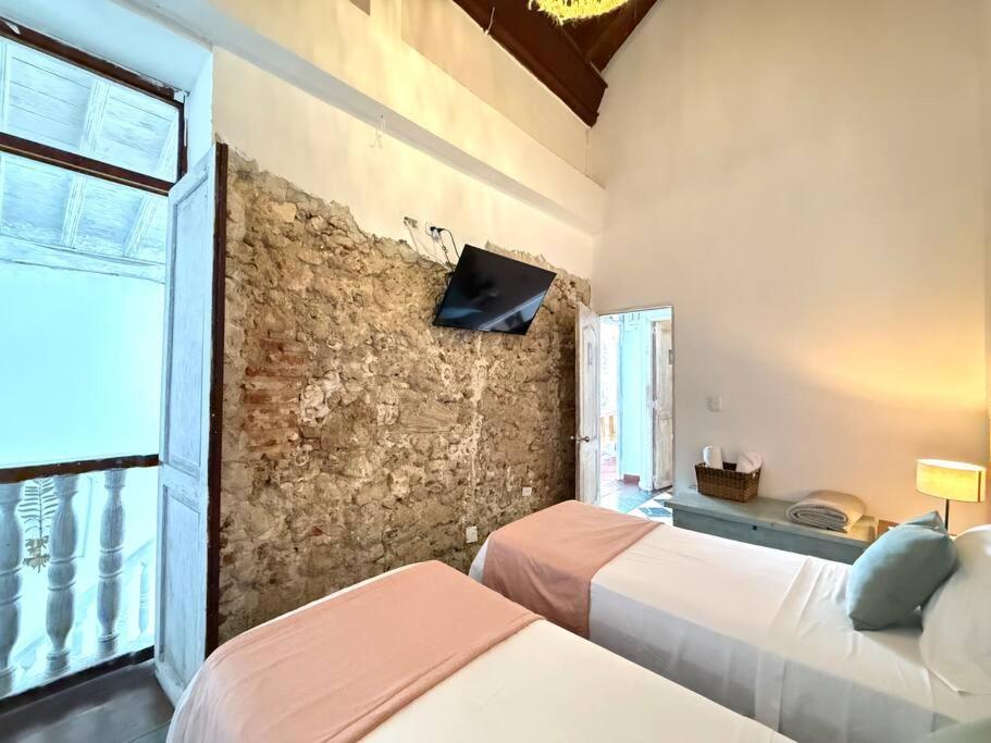 Casa Mayor, Aldaba Selection