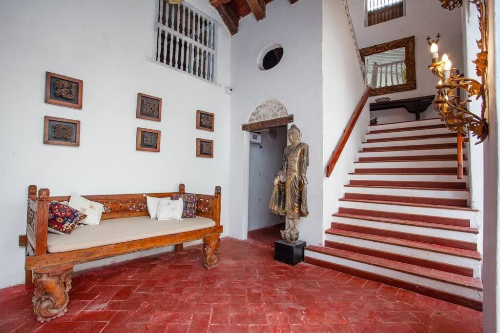 Casa Mayor, Aldaba Selection