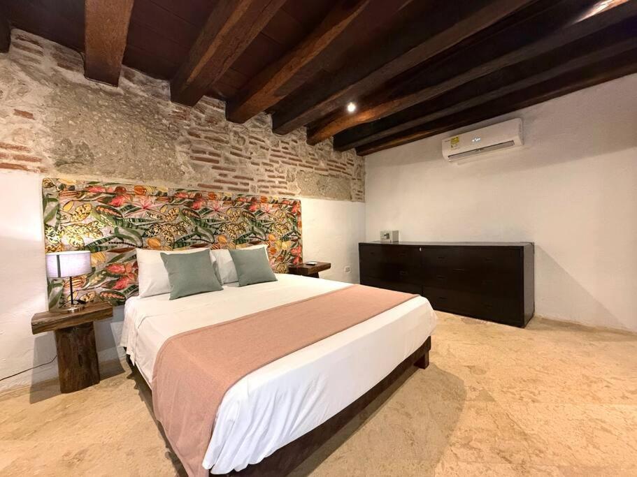 Casa Mayor, Aldaba Selection