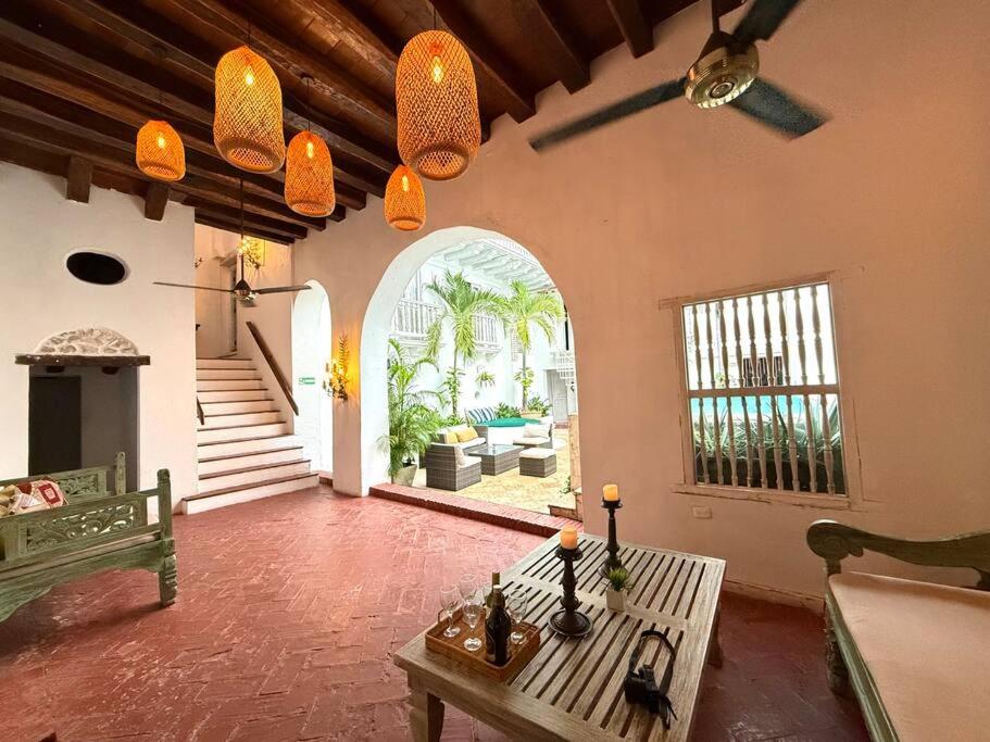 Casa Mayor, Aldaba Selection