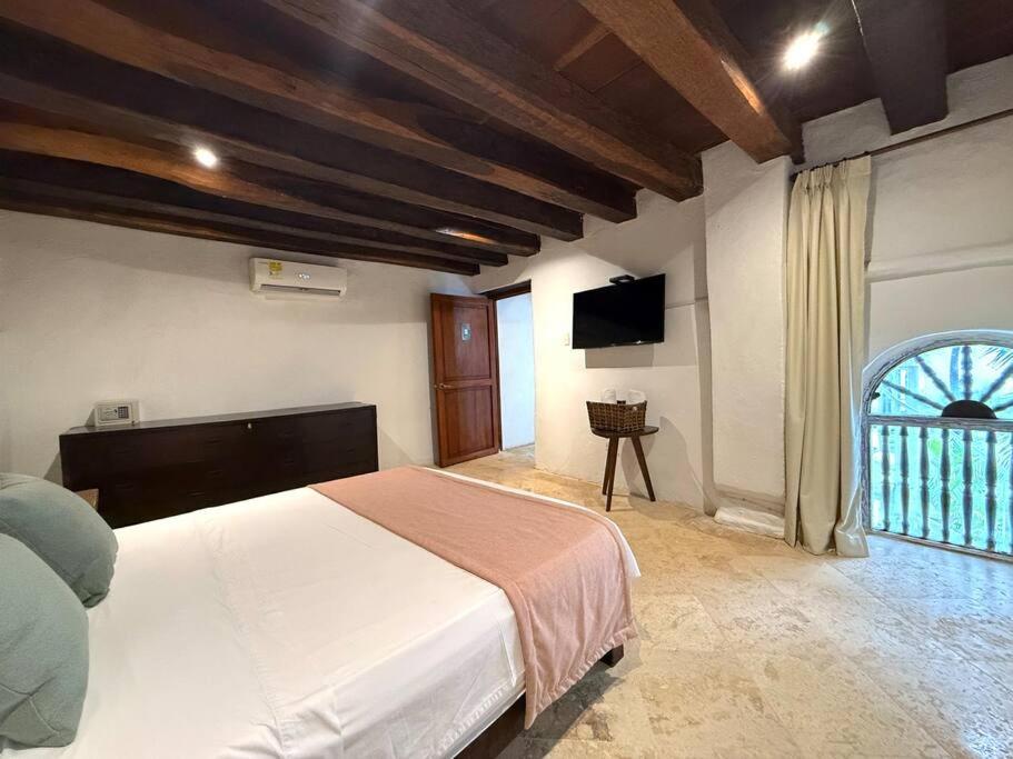 Casa Mayor, Aldaba Selection