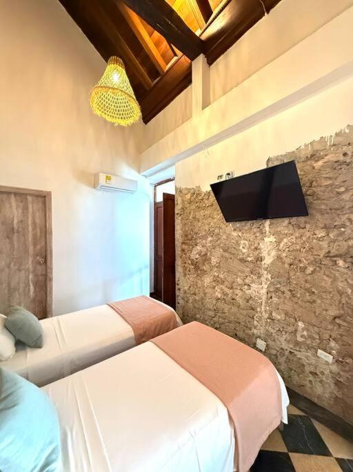 Casa Mayor, Aldaba Selection