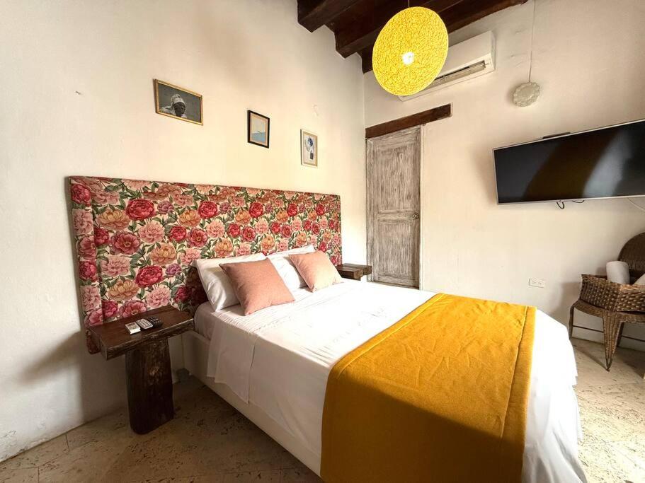 Casa Mayor, Aldaba Selection