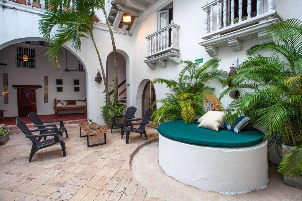Casa Mayor, Aldaba Selection