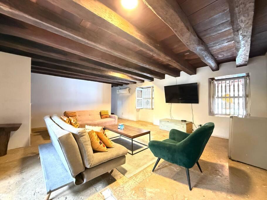 Casa Mayor, Aldaba Selection