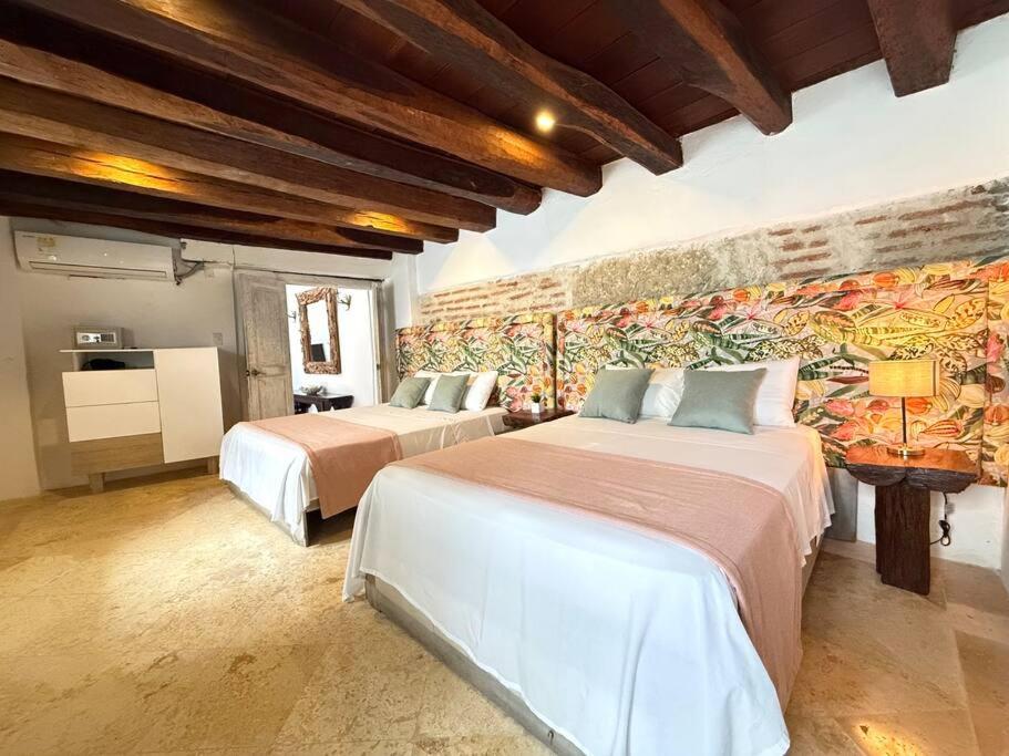 Casa Mayor, Aldaba Selection