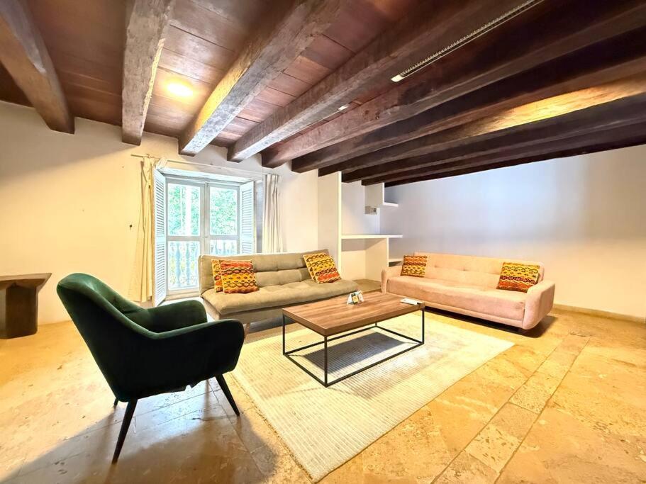 Casa Mayor, Aldaba Selection