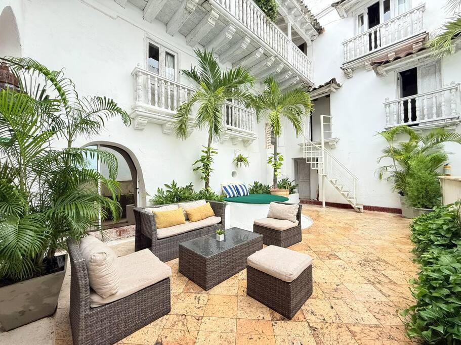 Casa Mayor, Aldaba Selection
