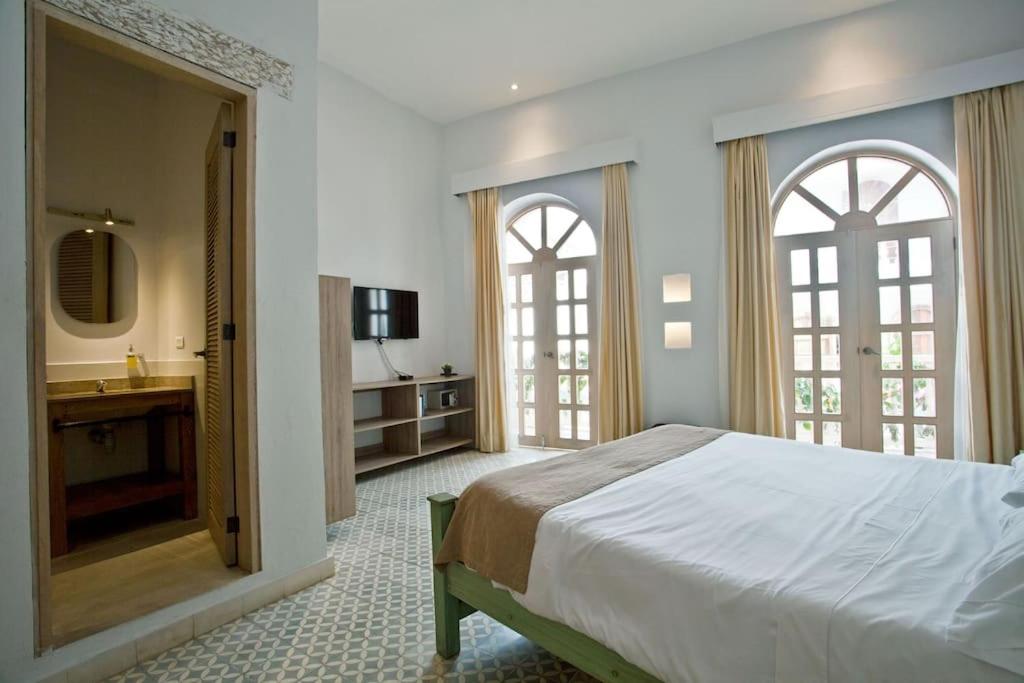 Casa La Dominica, Aldaba Selection