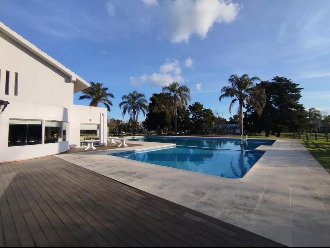 Departamento de categoría en Country club con amenities en Pilar