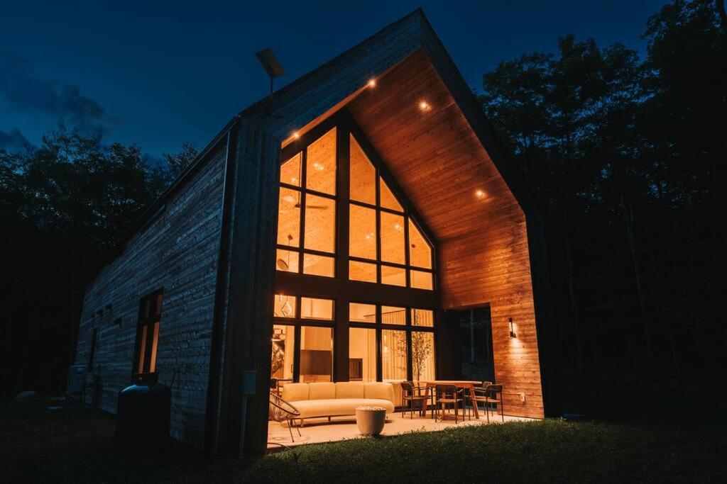 Luxurious Forest Getaway with Spa Near Tremblant
