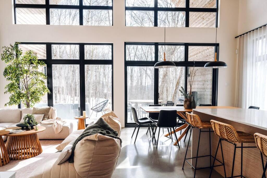 Luxurious Forest Getaway with Spa Near Tremblant