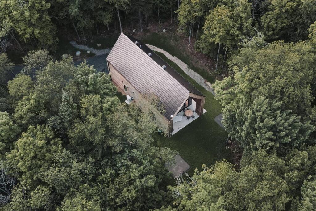 Luxurious Forest Getaway with Spa Near Tremblant