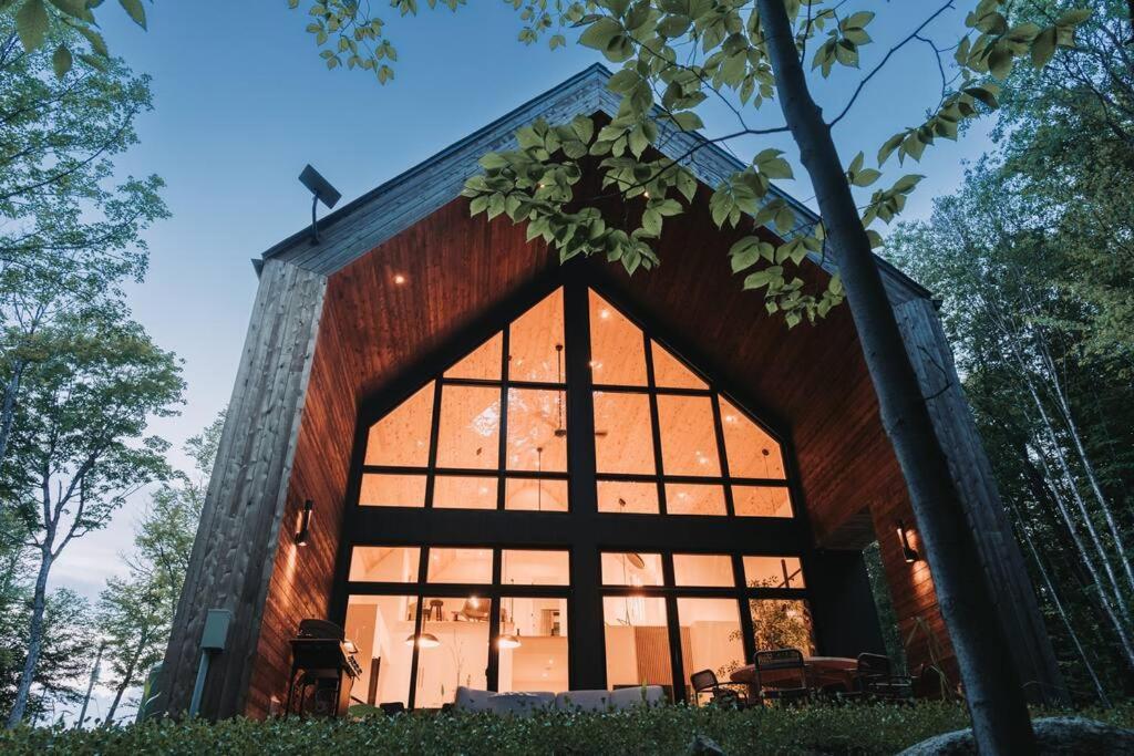 Luxurious Forest Getaway with Spa Near Tremblant