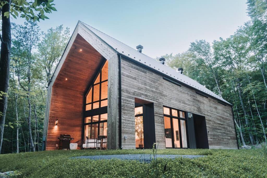 Luxurious Forest Getaway with Spa Near Tremblant