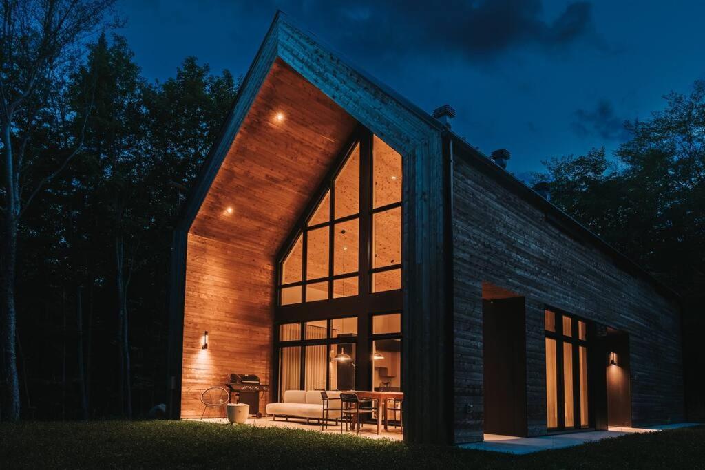 Luxurious Forest Retreat near Tremblant