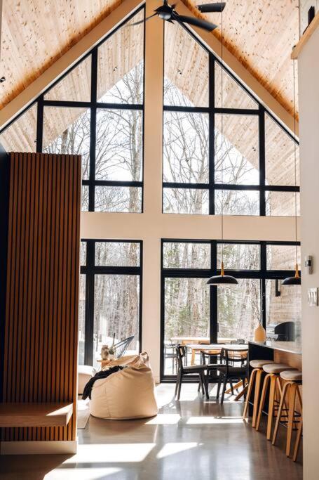 Luxurious Forest Retreat near Tremblant