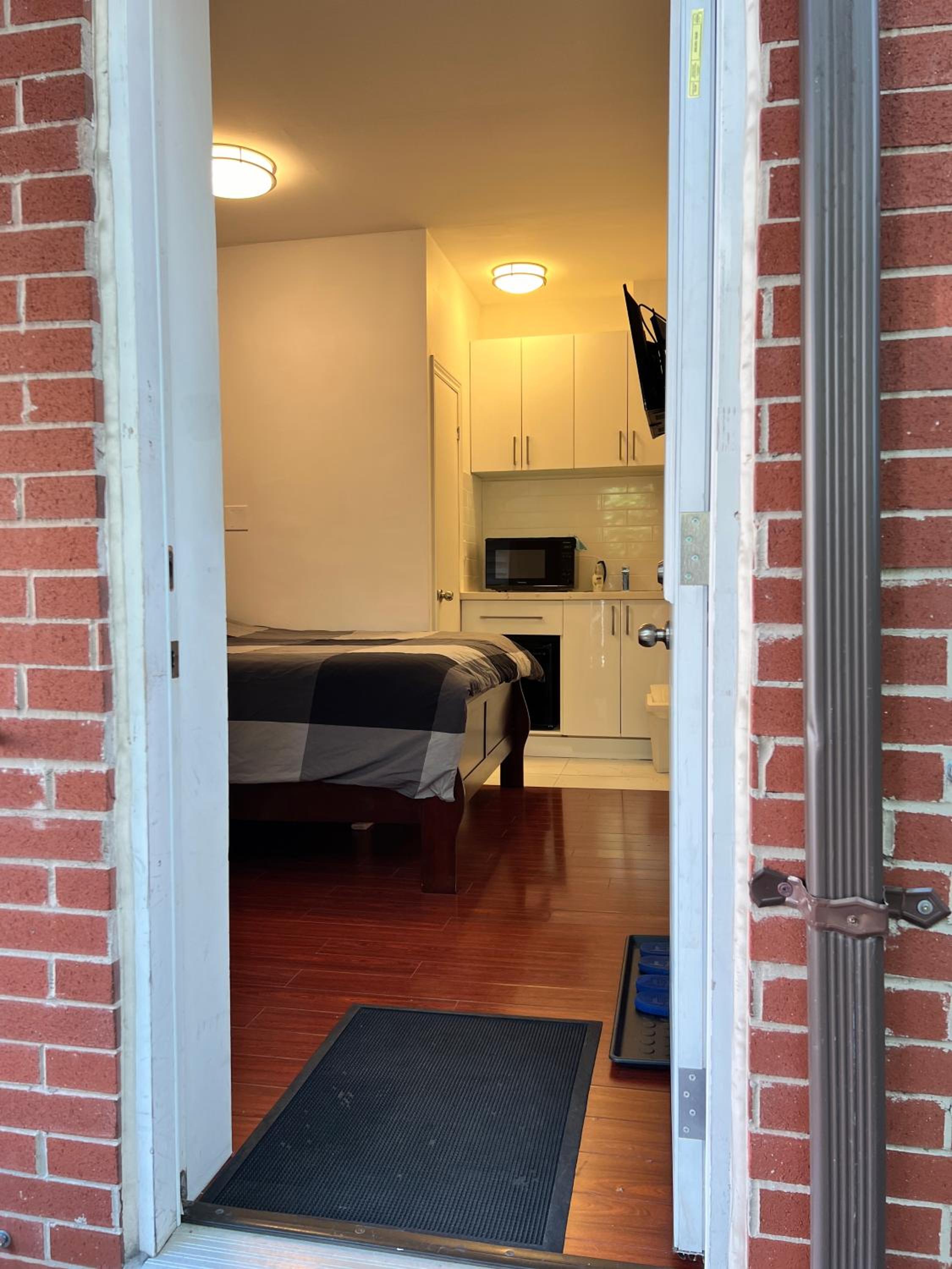 Downtown Toronto Private Suite with Ensuite Bath Separate Entrance