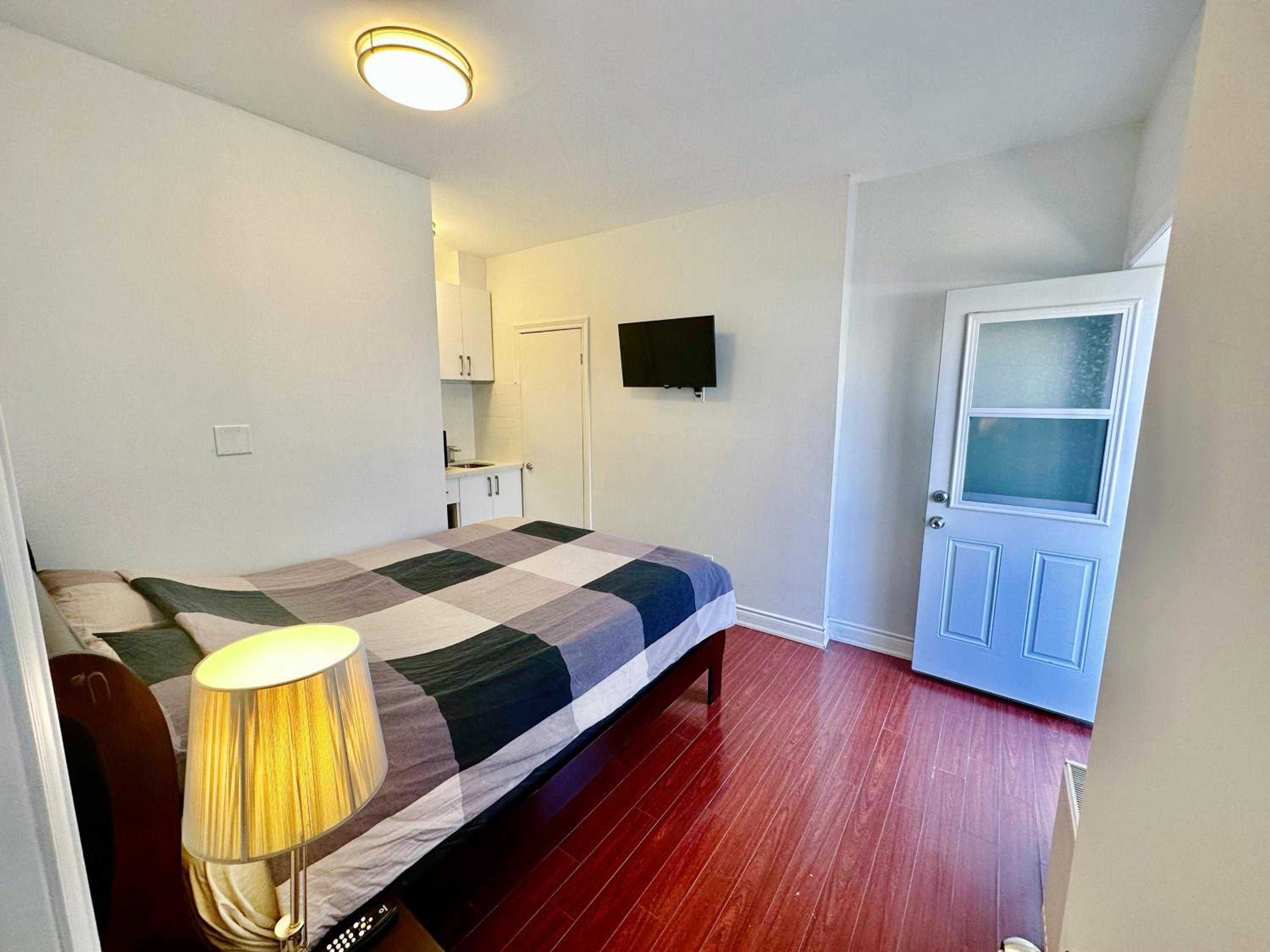 Downtown Toronto Private Suite with Ensuite Bath Separate Entrance