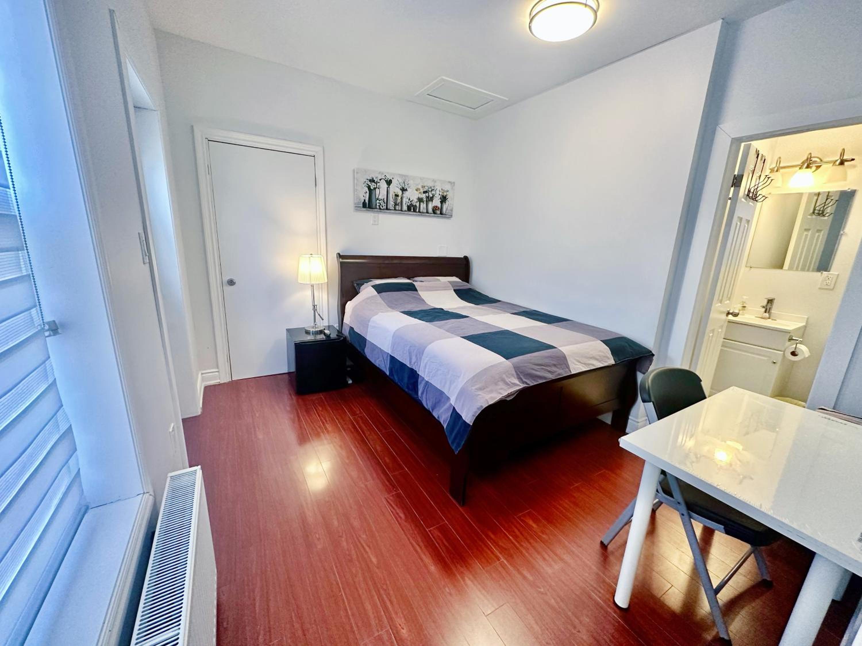 Downtown Toronto Private Suite with Ensuite Bath Separate Entrance