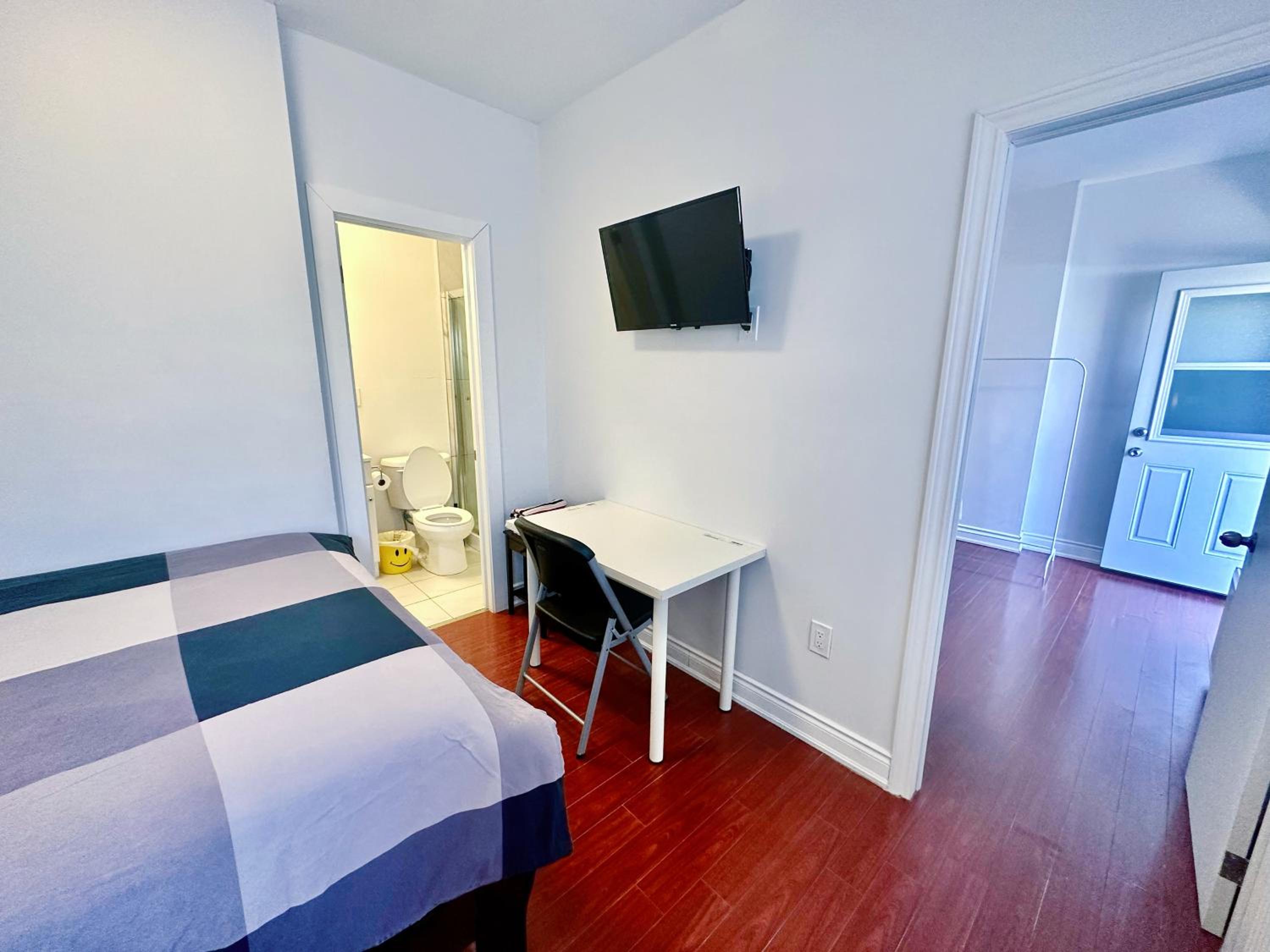 Downtown Toronto Private Suite with Ensuite Bath Separate Entrance