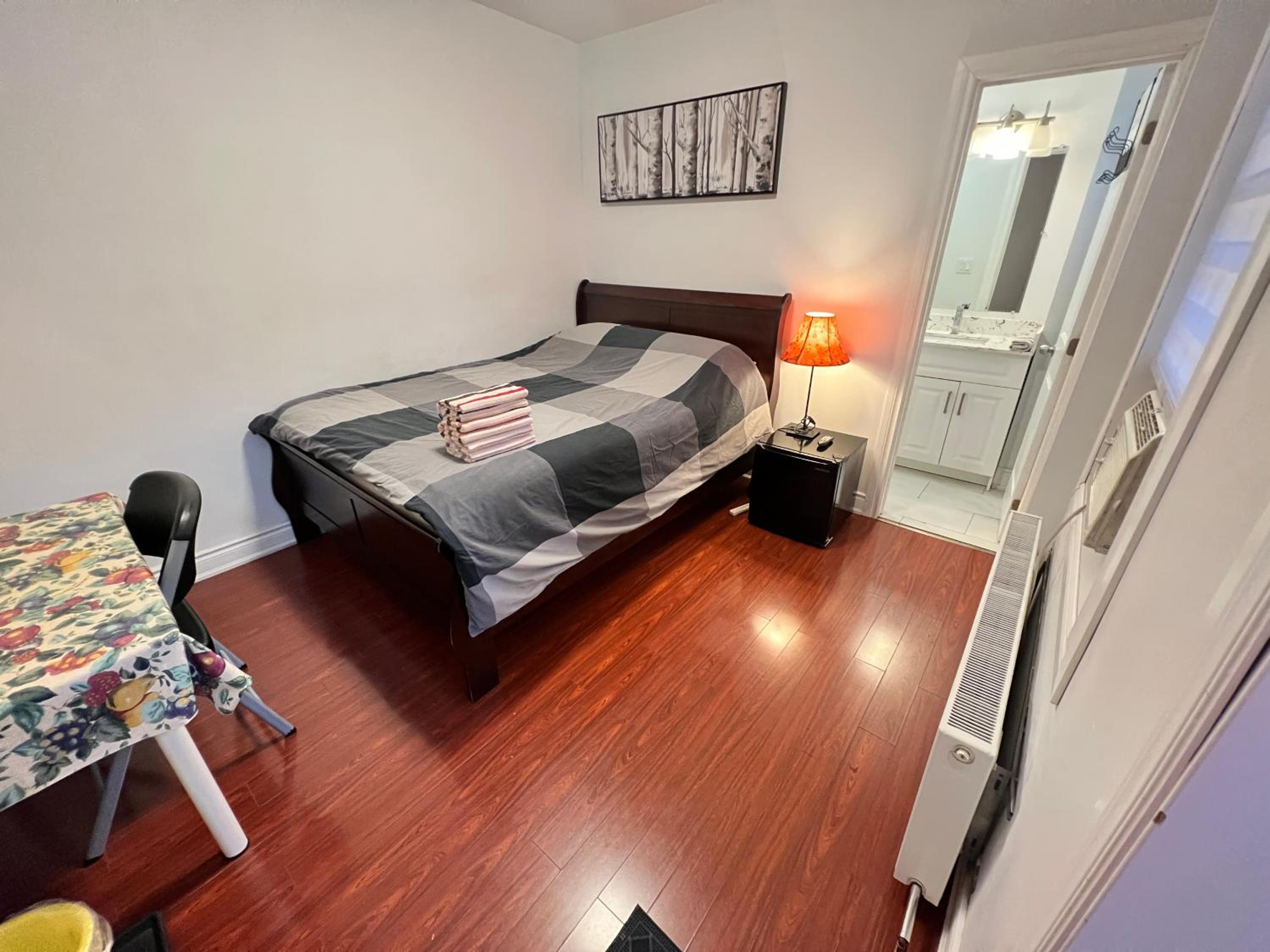 Downtown Toronto Private Suite with Ensuite Bath Separate Entrance