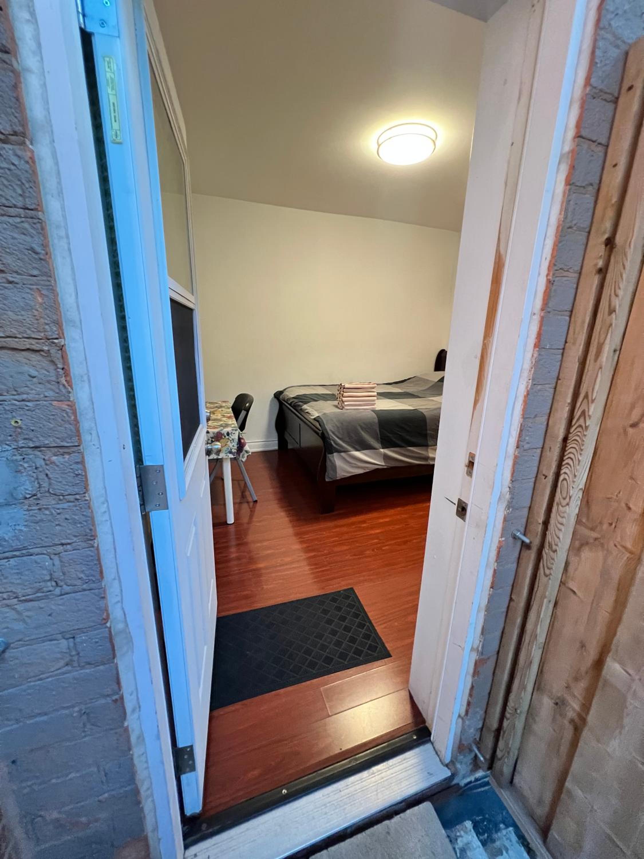 Downtown Toronto Private Suite with Ensuite Bath Separate Entrance