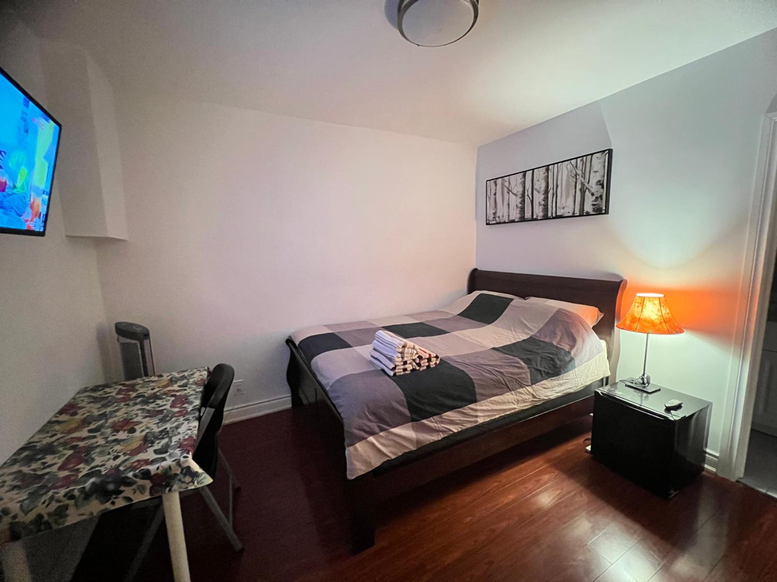 Downtown Toronto Private Suite with Ensuite Bath Separate Entrance