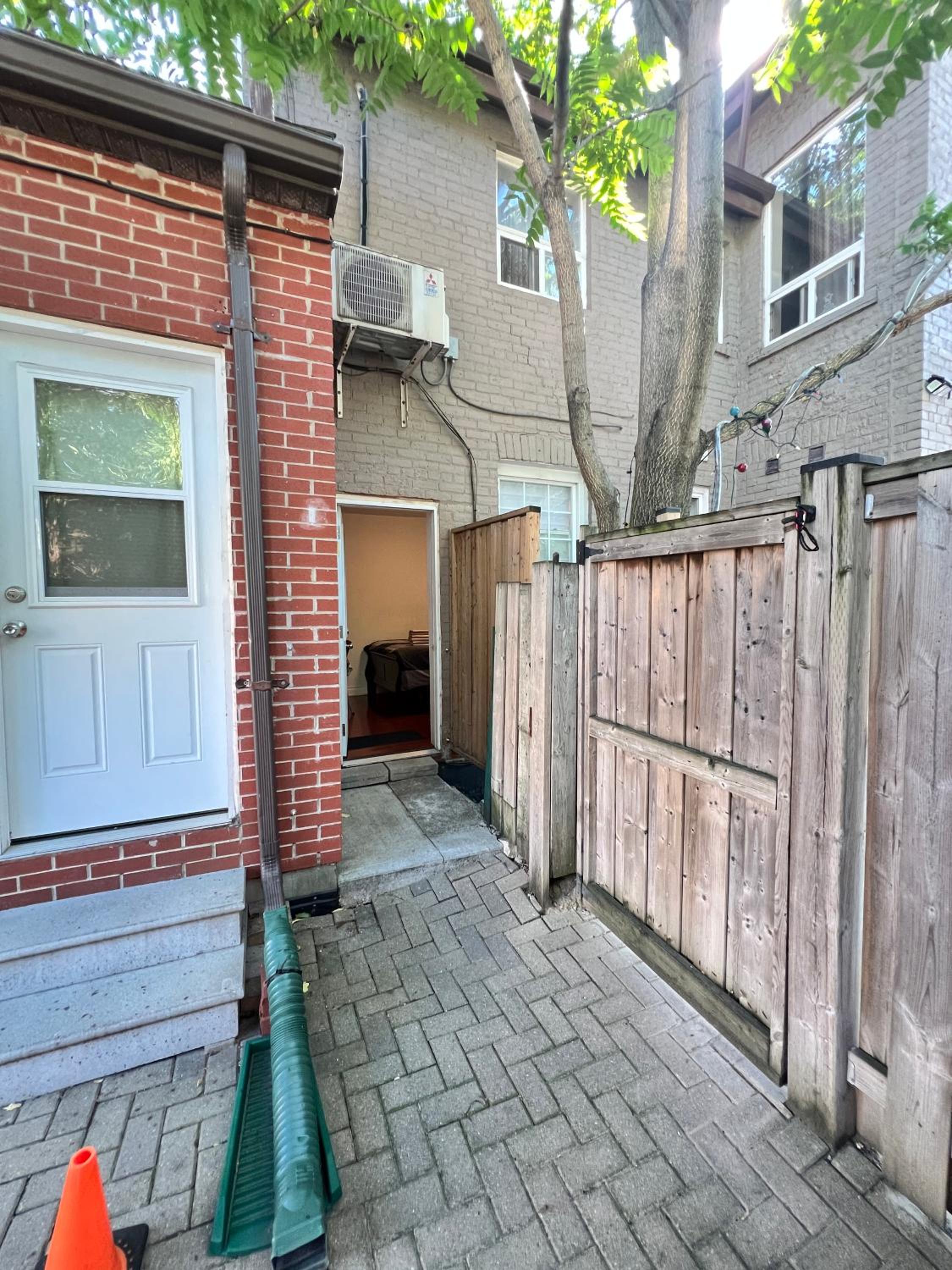 Downtown Toronto Private Suite with Ensuite Bath Separate Entrance