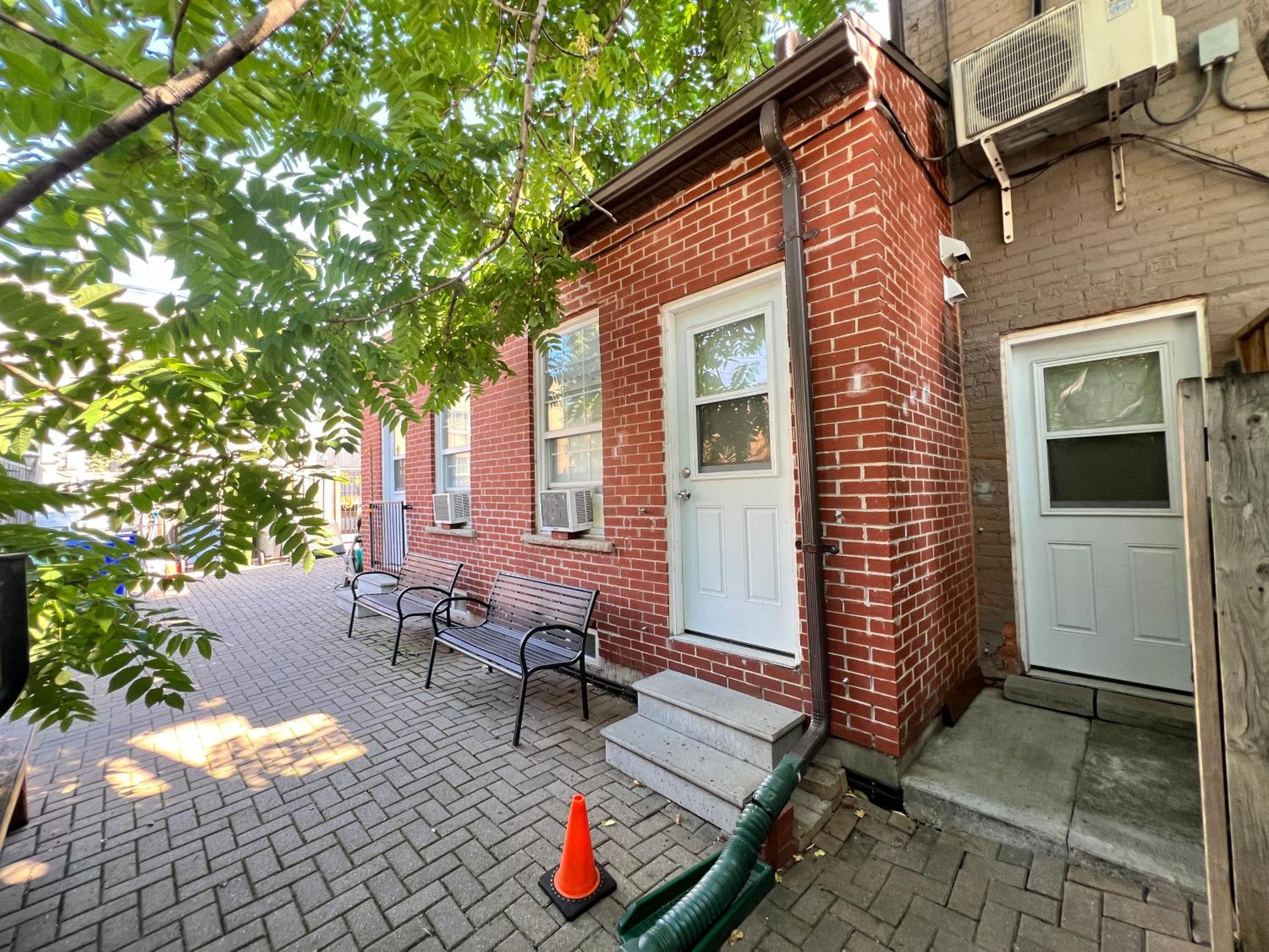 Downtown Toronto Private Suite with Ensuite Bath Separate Entrance