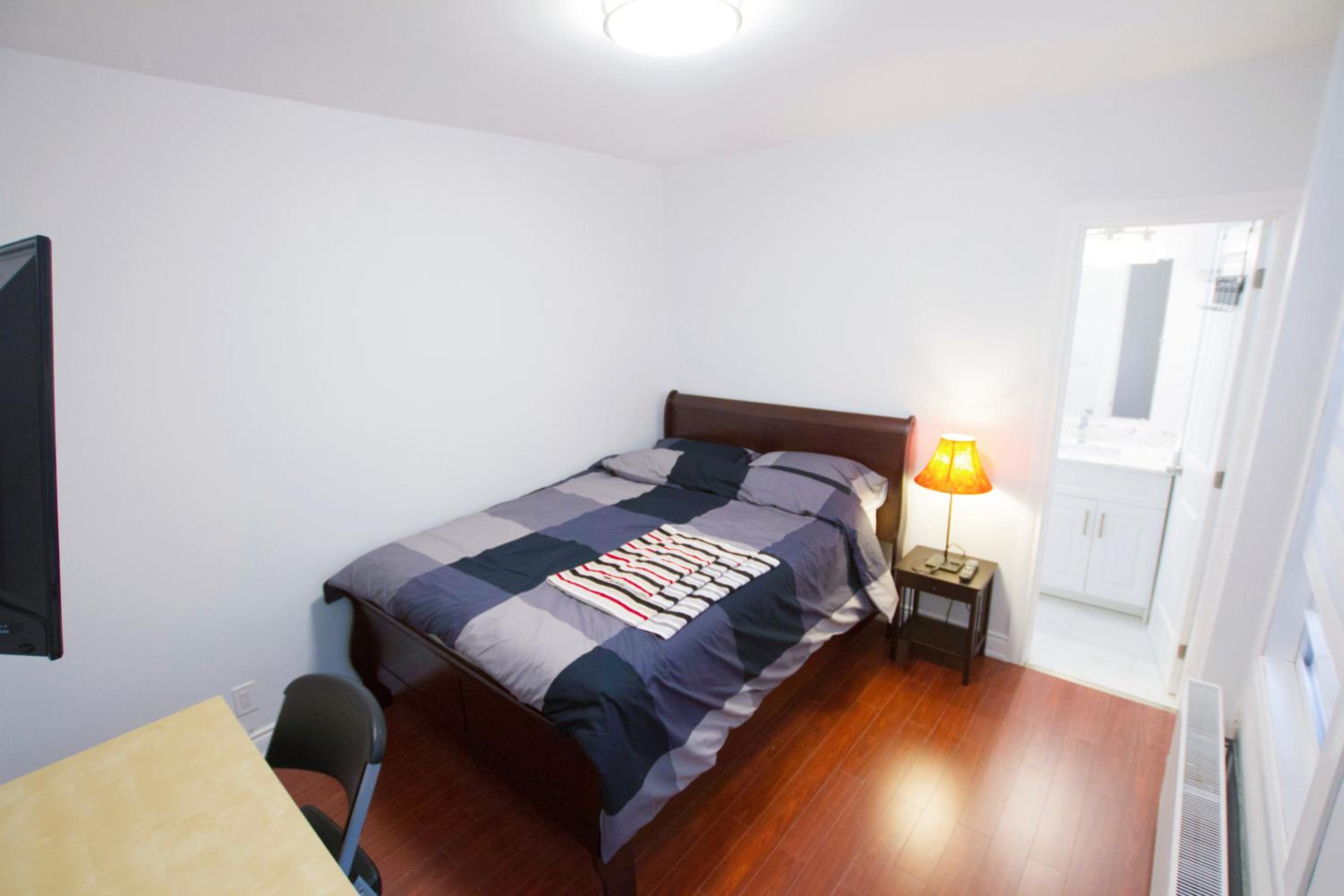 Downtown Toronto Private Suite with Ensuite Bath Separate Entrance