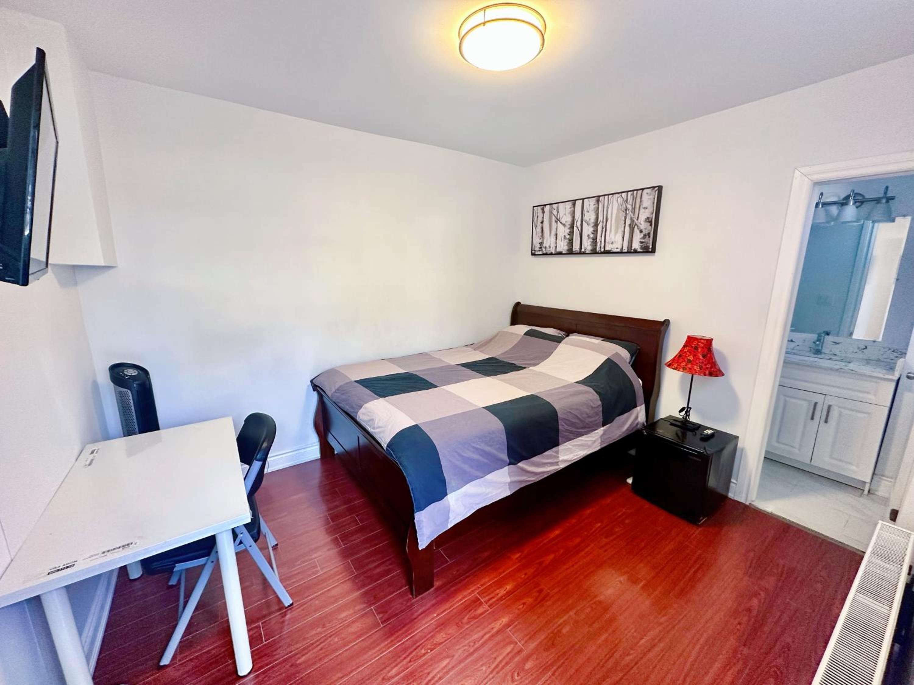 Downtown Toronto Private Suite with Ensuite Bath Separate Entrance