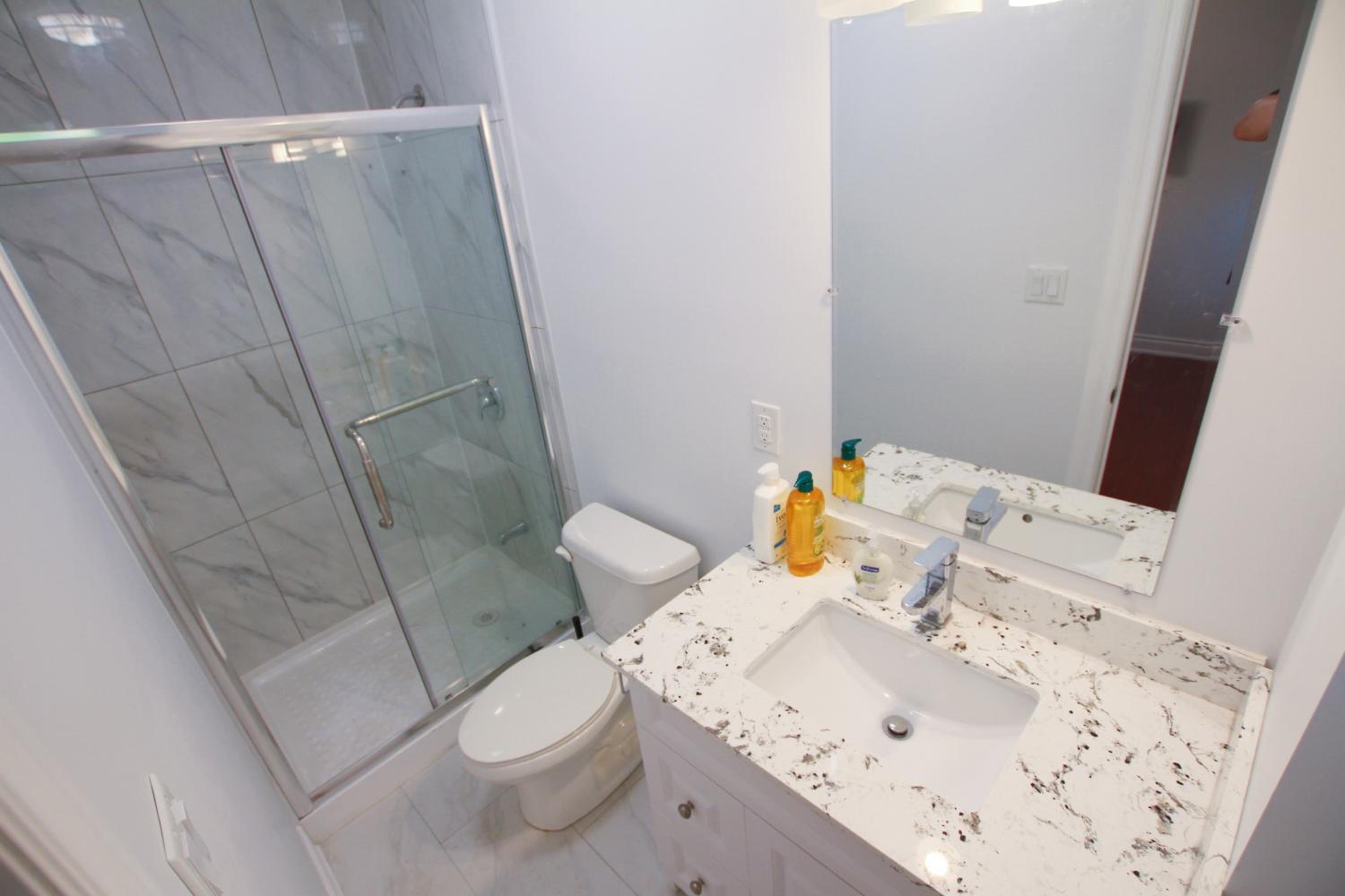Downtown Toronto Private Suite with Ensuite Bath Separate Entrance
