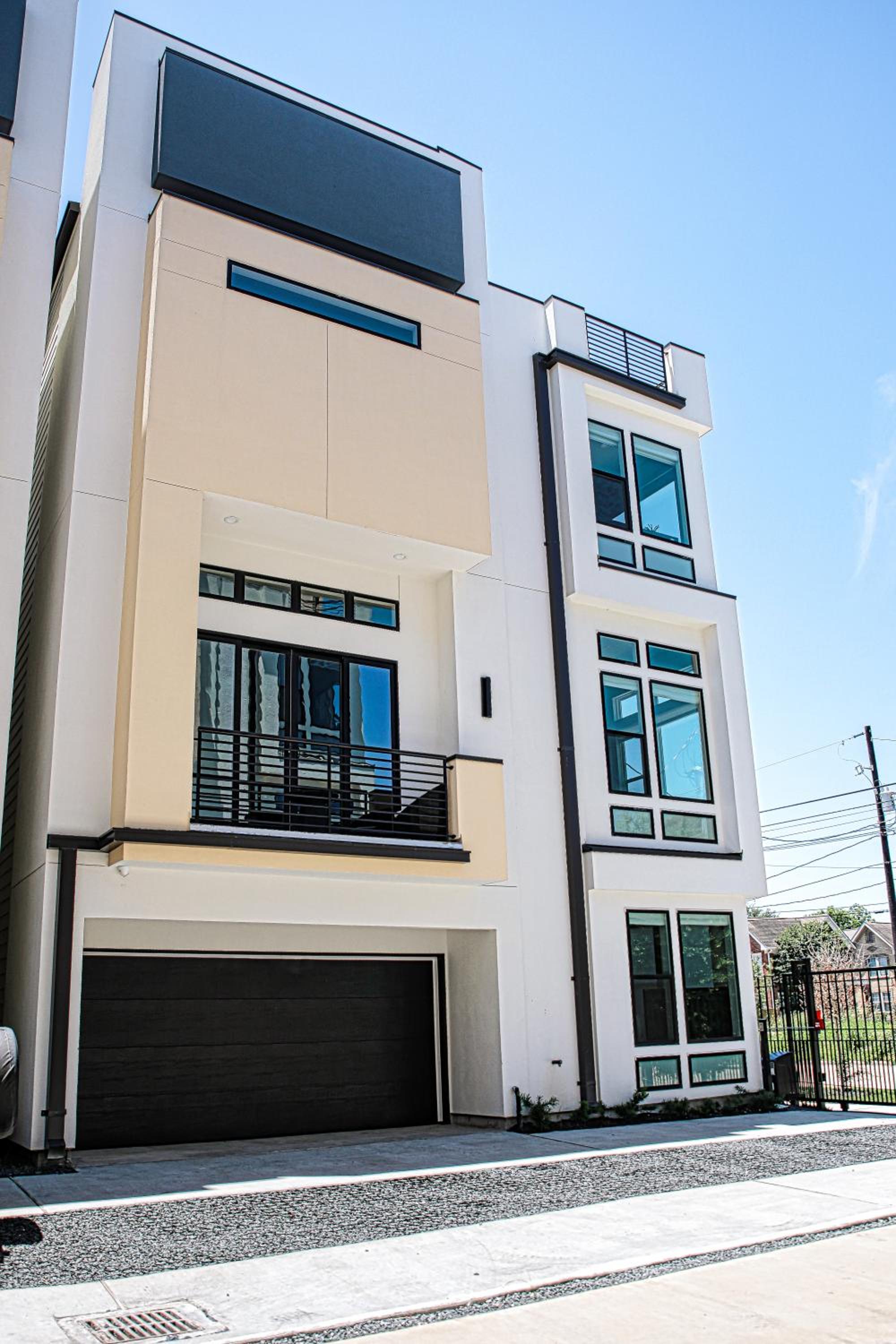 Spacious 3Bed 2King 3Bath Rooftop Free Wifi view 5