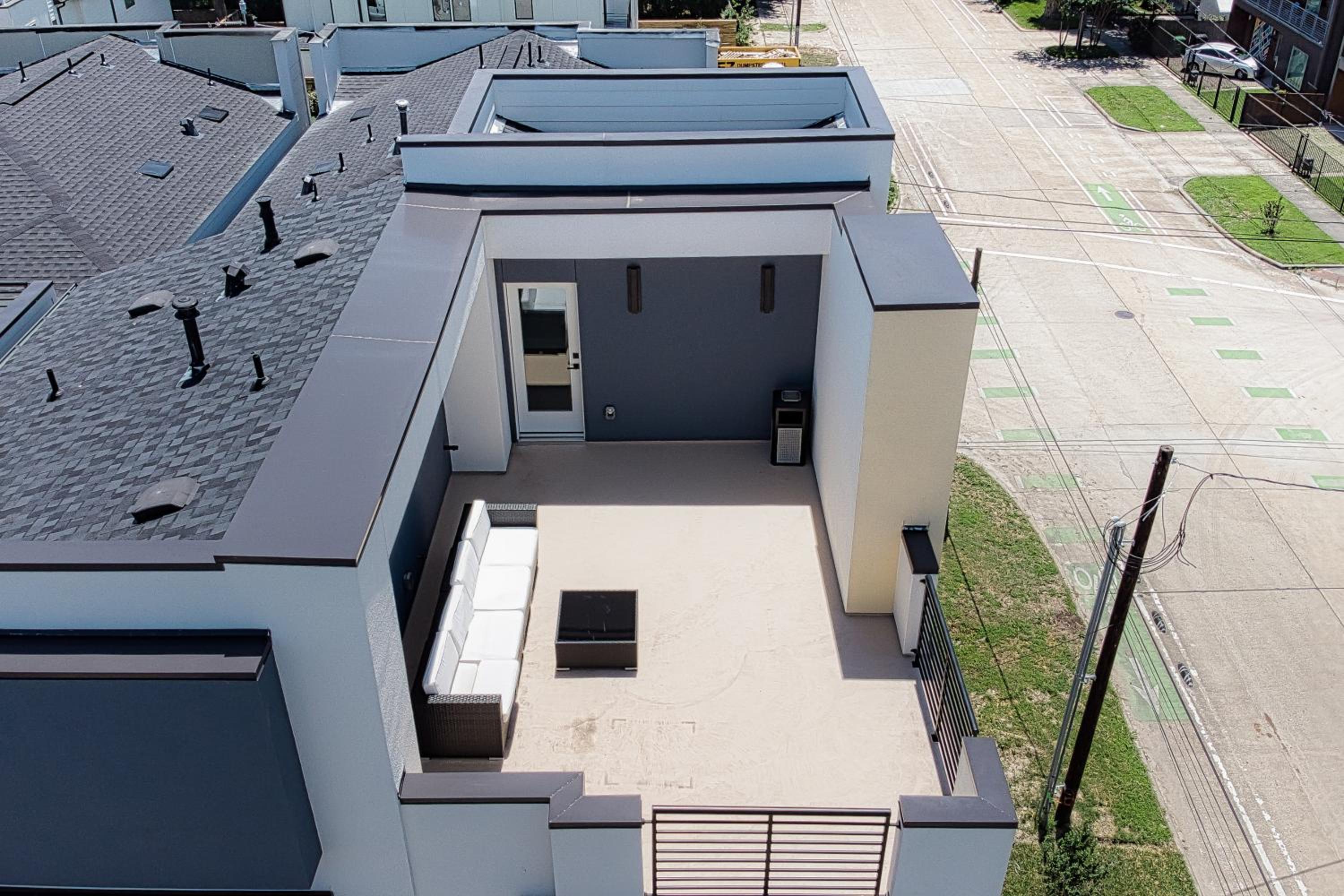 Spacious 3Bed 2King 3Bath Rooftop Free Wifi view 2