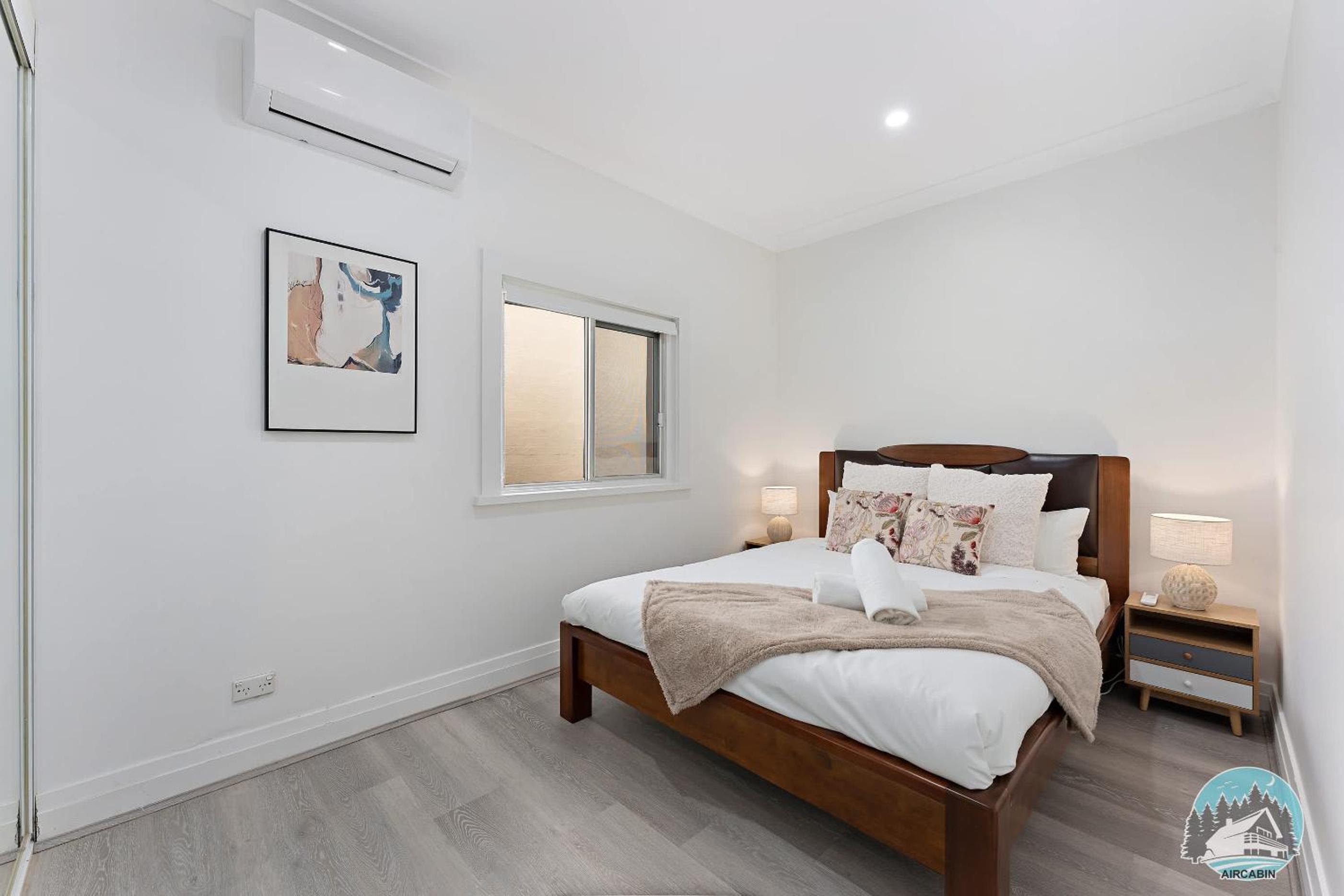 Stylish 4-Bed Loft in Manly Walk to Beach & Ferry