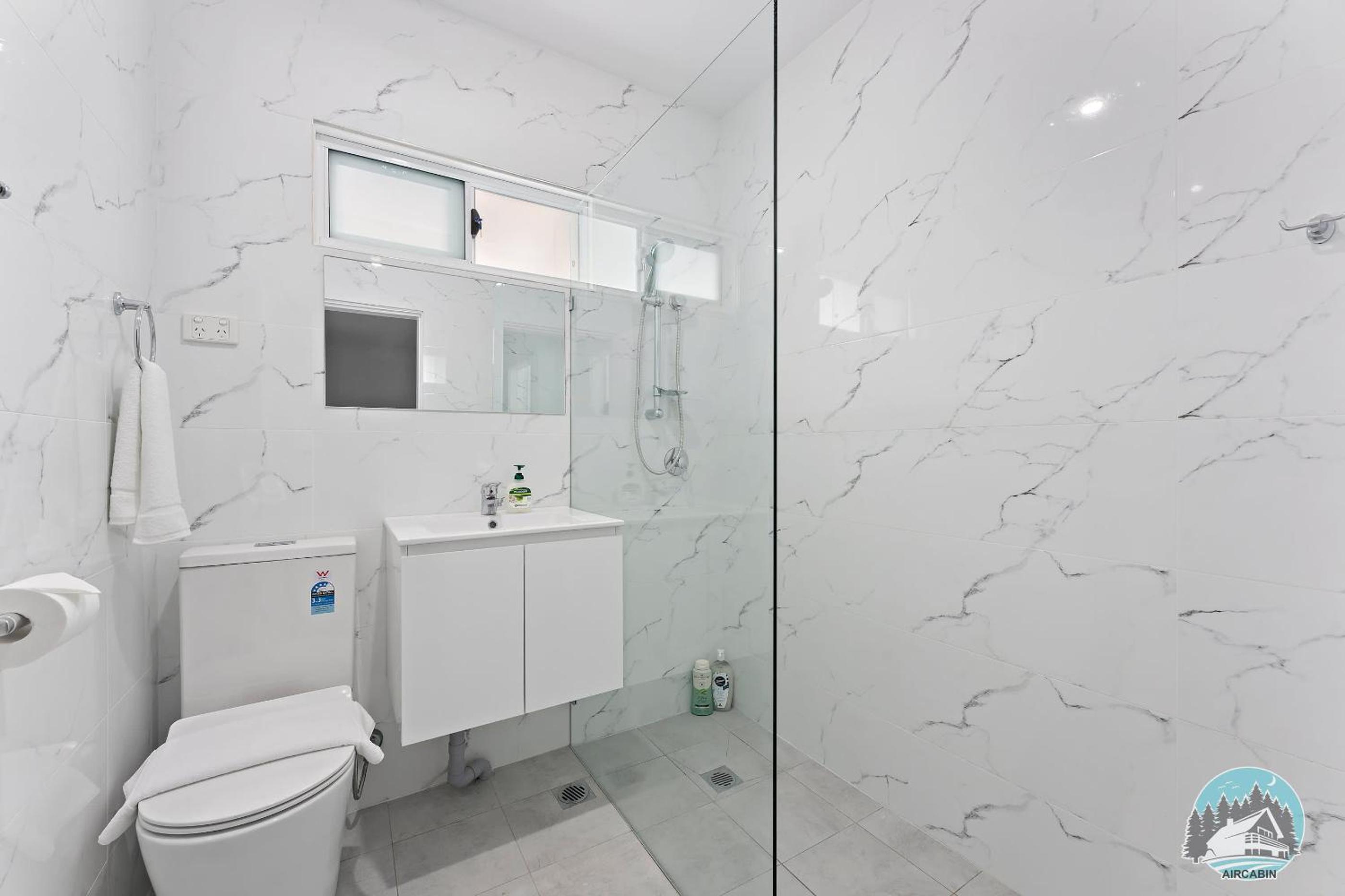 Stylish 4-Bed Loft in Manly Walk to Beach & Ferry