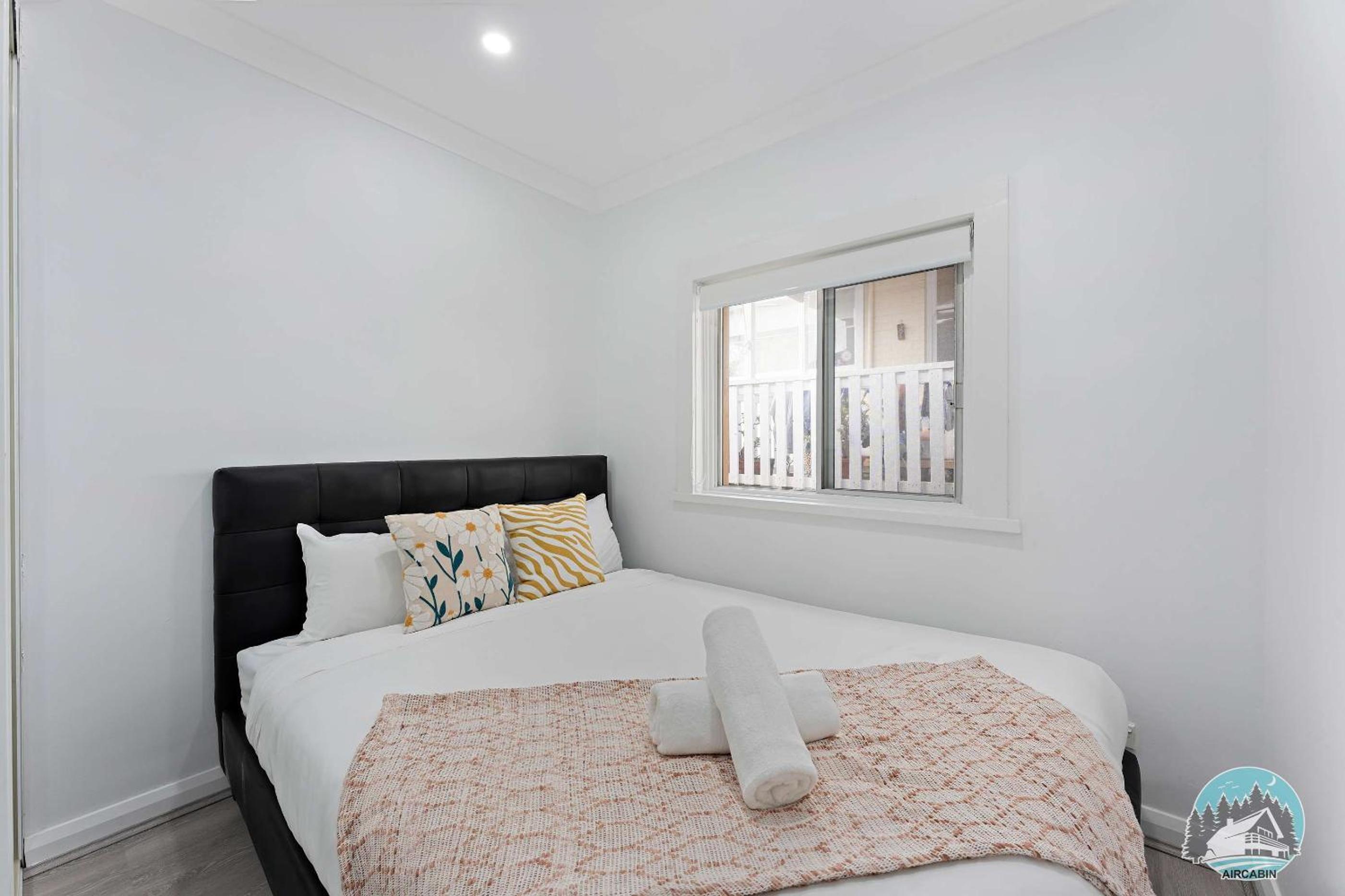 Stylish 4-Bed Loft in Manly Walk to Beach & Ferry