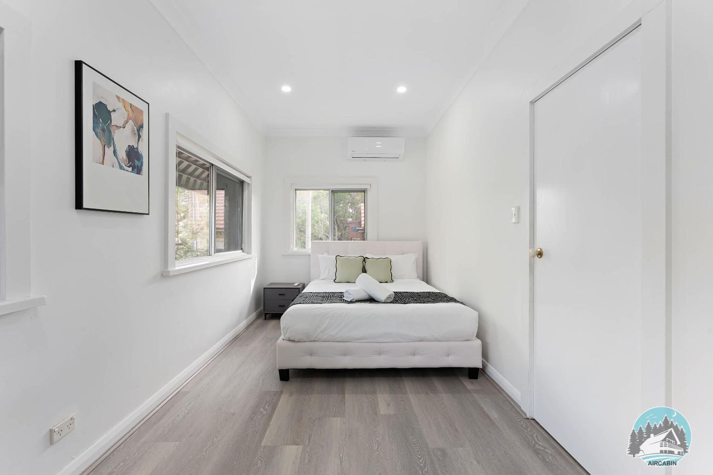 Stylish 4-Bed Loft in Manly Walk to Beach & Ferry