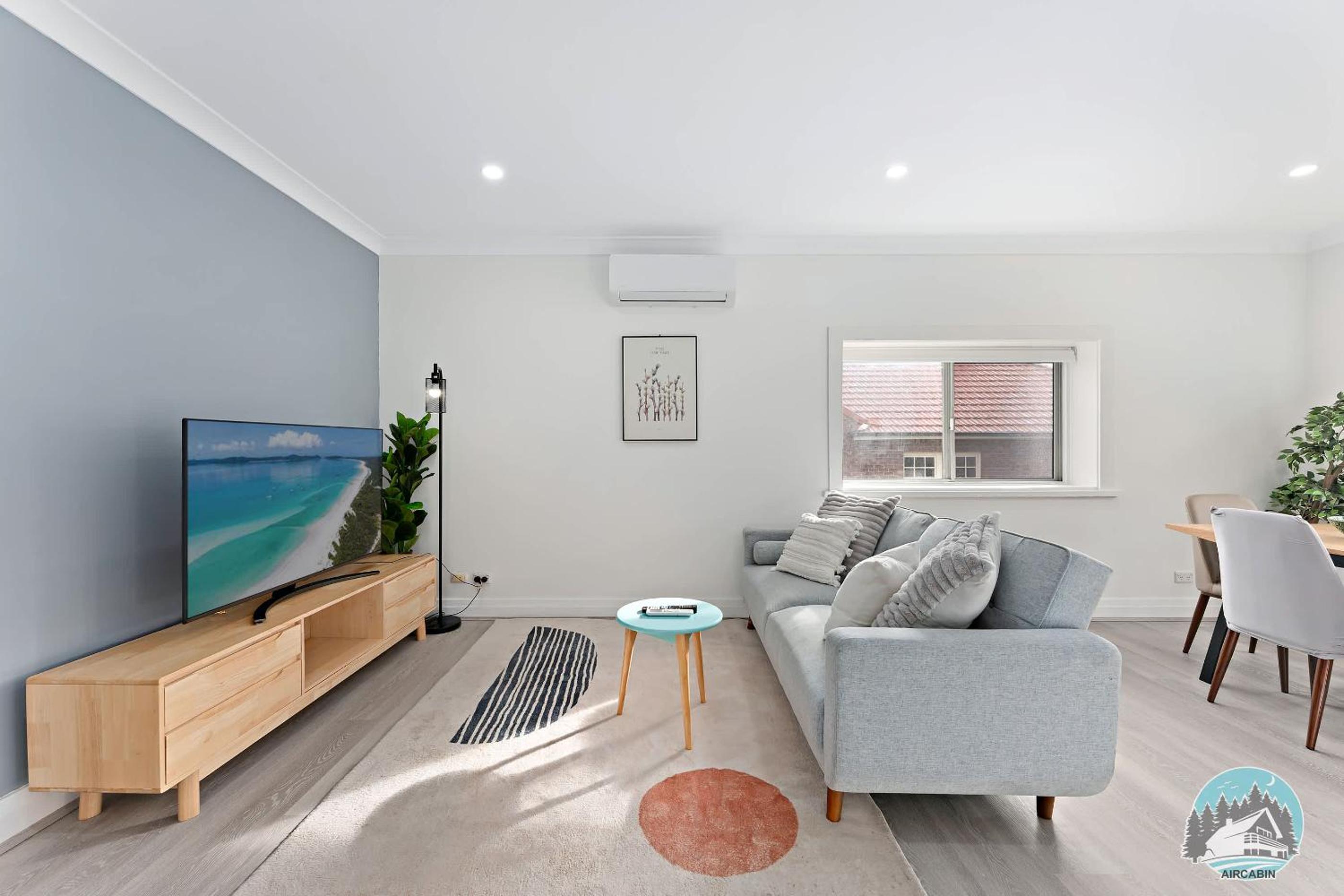 Stylish 4-Bed Loft in Manly Walk to Beach & Ferry
